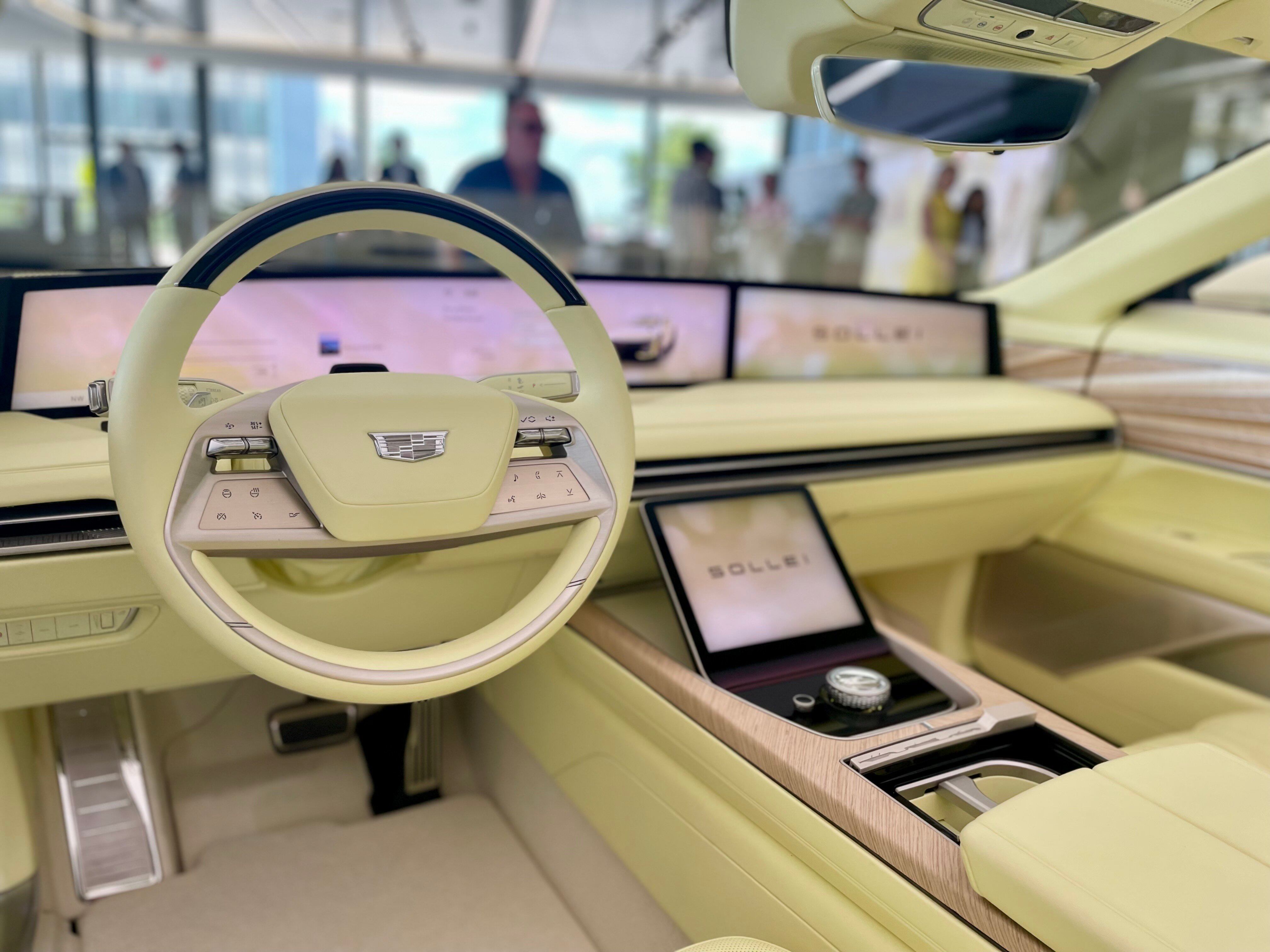 cadillacconceptinterior.jpg