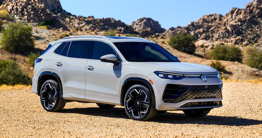 Still front quarter passenger view of the 2025 VW Tiguan